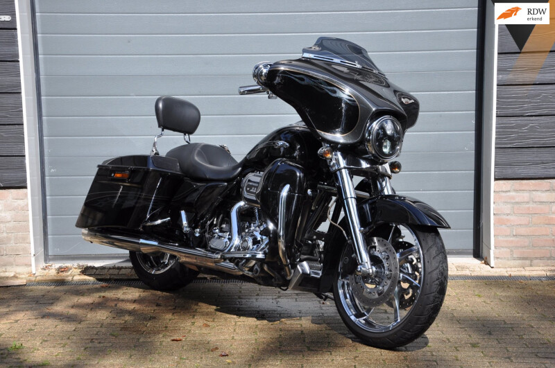 Harley Davidson FLHXSE Street Glide CVO 110 pracht exemplaar!