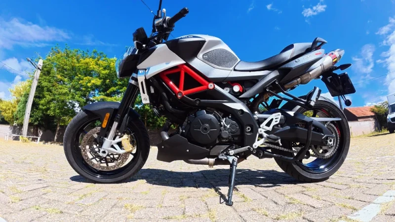 Aprilia Shiver 900 | 2017 | Akrapovič | Quickshifter | 13.36