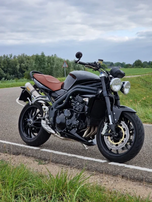 Triumph Speed Triple (2010) – Stoere Naked Bike Black Retro