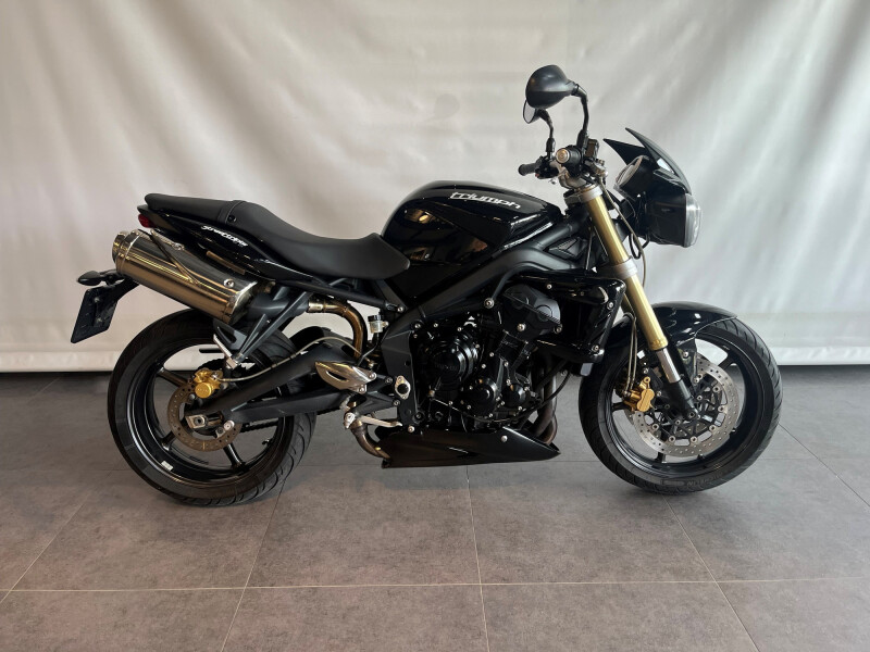 Triumph STREET TRIPLE