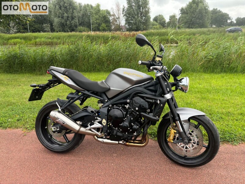 TRIUMPH STREET TRIPLE R  675 - 2010