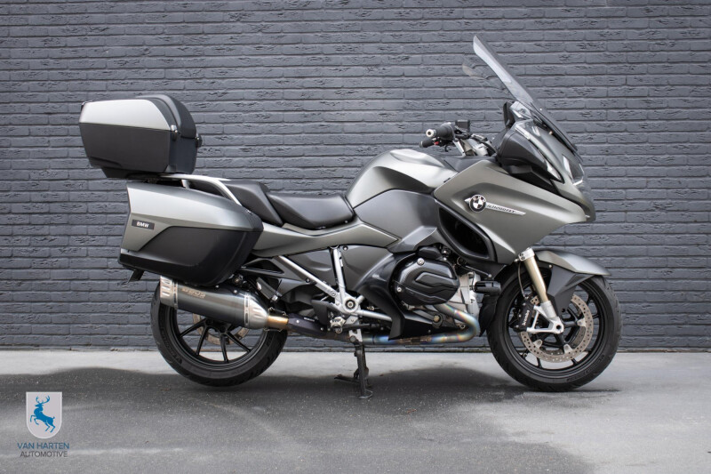 BMW R 1200 RT / BTW / Matt grijs / Titanium Akrapovic bochten / BOS demper