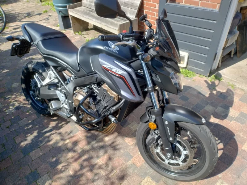 Honda CB 650FA uit 2018 met givi rek
