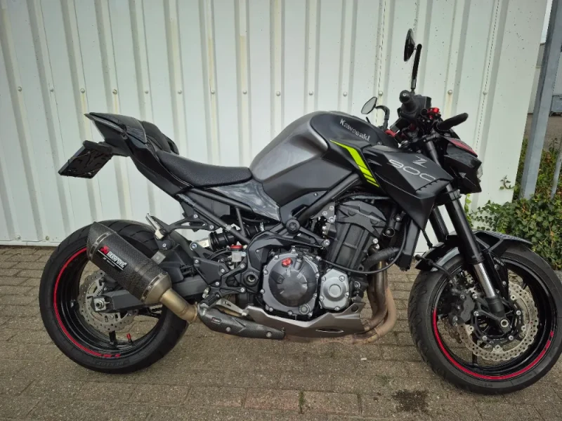 Kawasaki Z900 acrapovic uit 2023