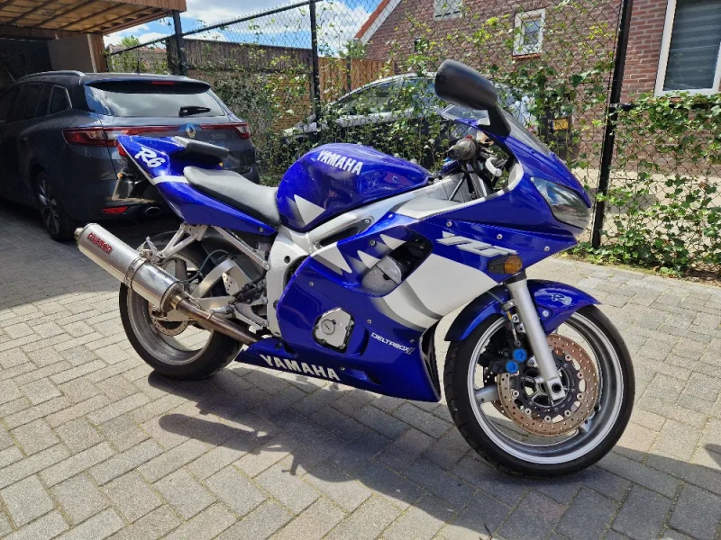 Yamaha R6 blauw-wit bouwjaar 2000 in goede staat