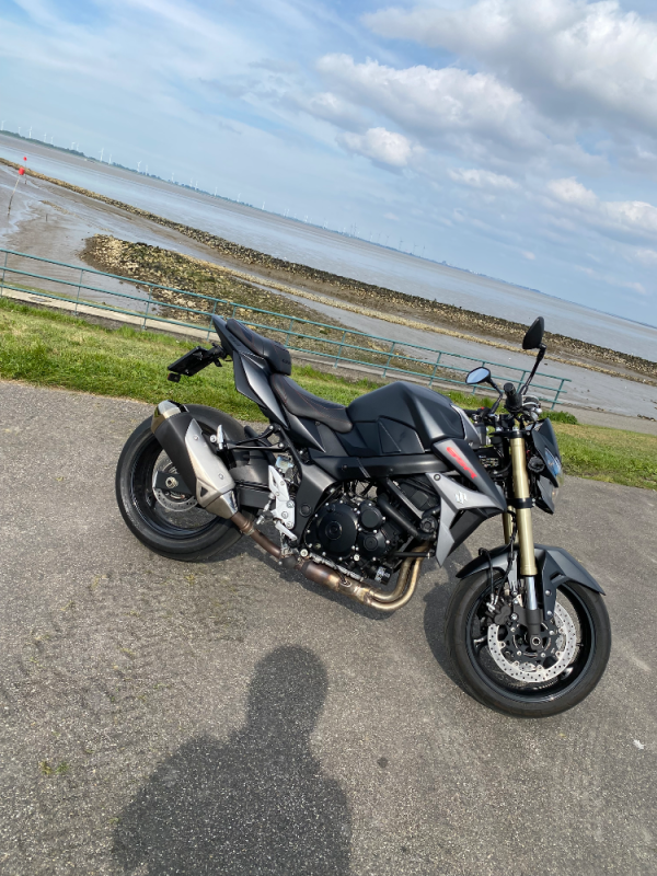 Suzuki GSR 750 A