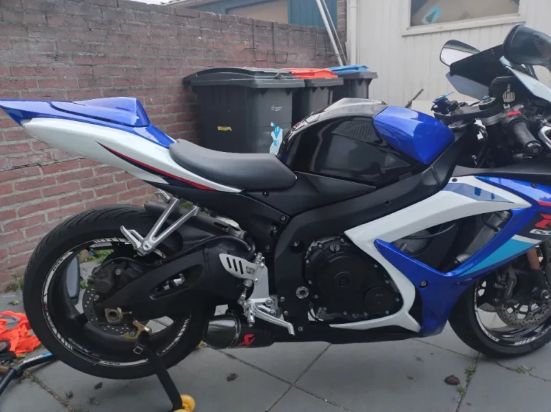 Suzuki gsxr 75o