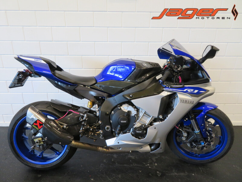 YAMAHA YZF R1 SUPERSTRAK! AKRA