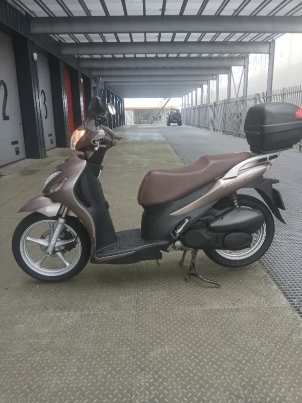 Suzuki sixteen 150 motorscooter a1