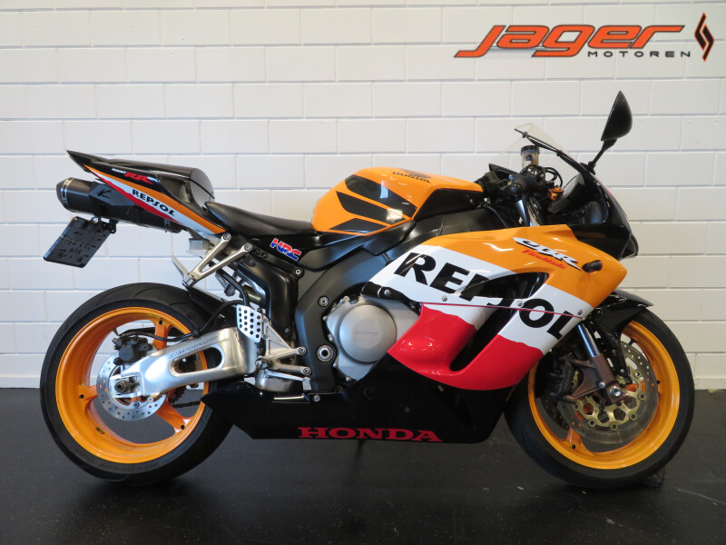 HONDA CBR 1000 RR REPSOL AKROPOVICK