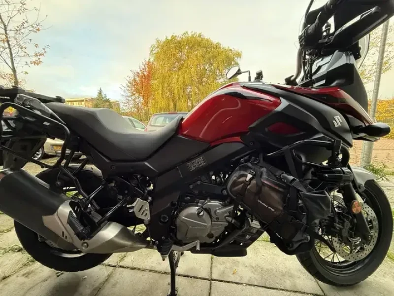 Nette Suzuki V-Strom 650 XT Explorer spaakwielen en onderhoud
