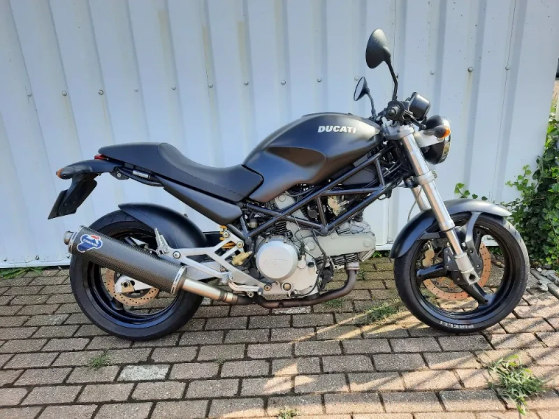Ducati Monster 620 Dark uit 2004 met weinig Km