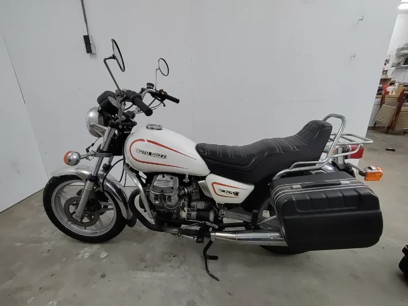 Moto Guzzi V65 C wit met kofferset.