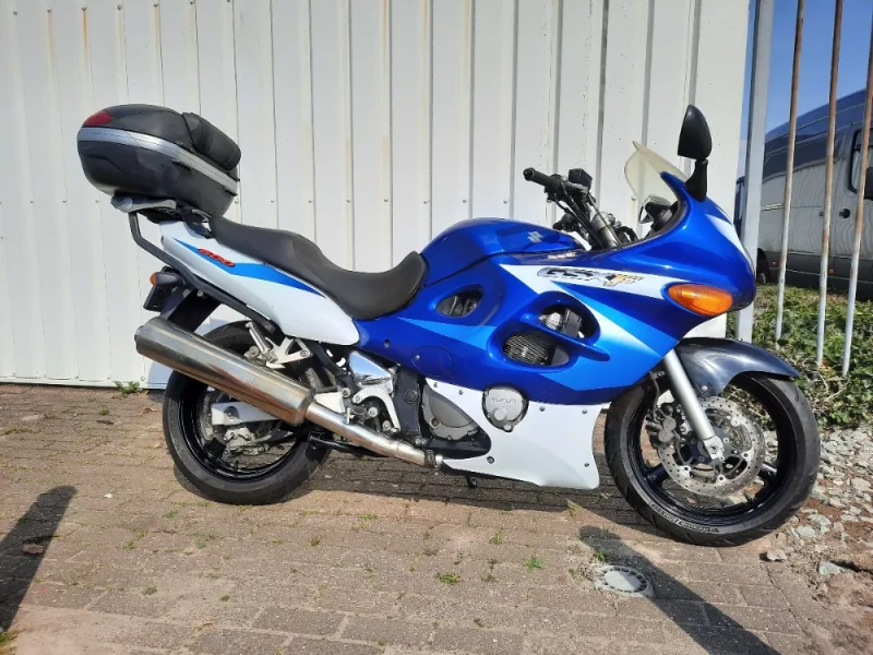 Suzuki GSX600F uit 2006 met superbike stuur
