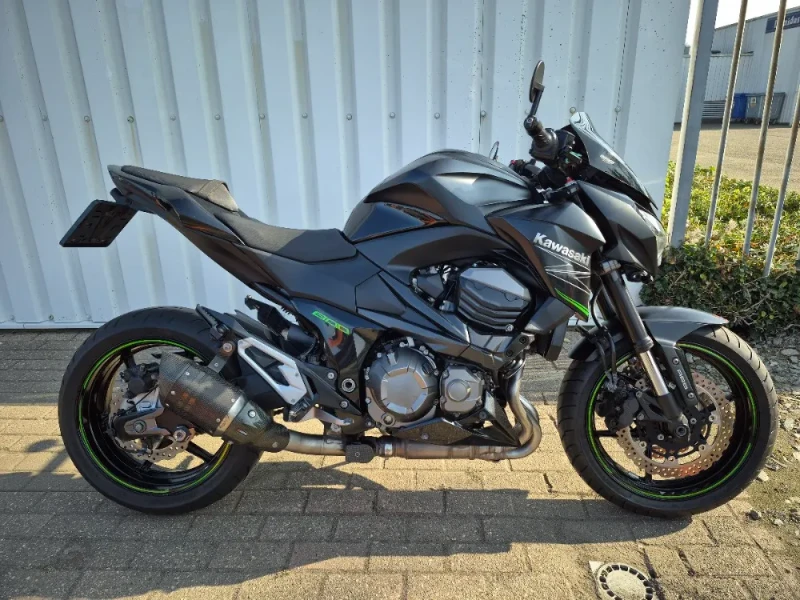 Kawasaki Z800  akrapovic uit 2014, stoere naked bike