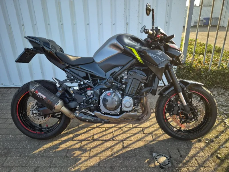 Kawasaki Z900 Akrapovic uit 2023, stoere naked bike