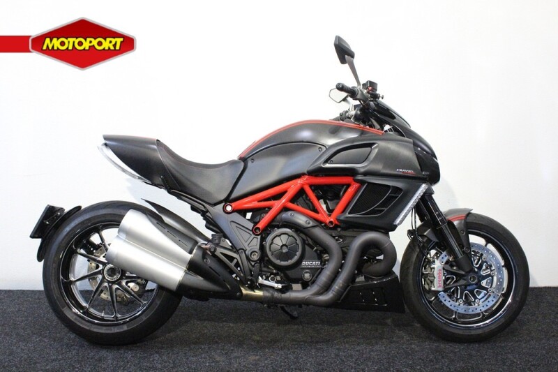 Ducati DIAVAL CARBON
