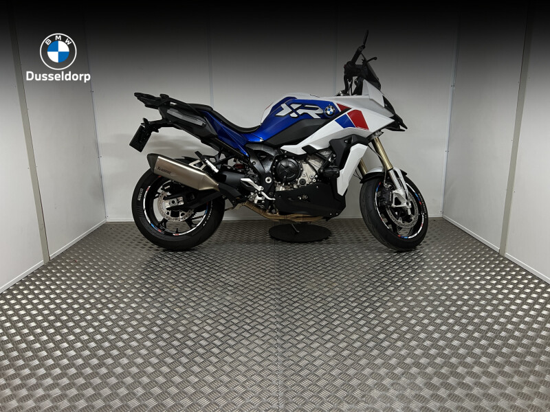 BMW S 1000 XR Light white/Racing blue/Racing red Volledig Akrapovic uitlaatsysteem