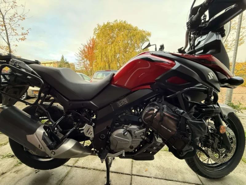Nette Suzuki V-Strom 650 XT Explorer spaakwielen en onderhou