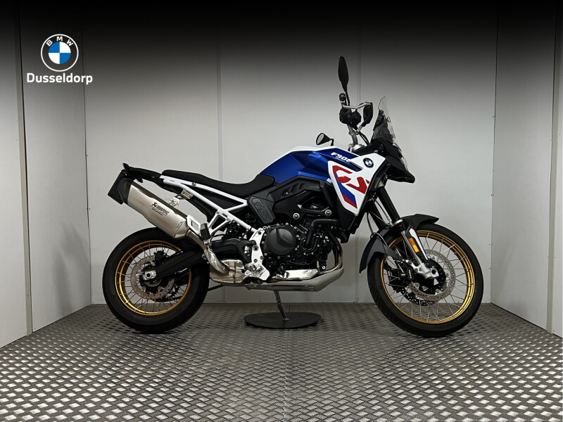 BMW F 900 GS Light white/Racing blue/Racing red GS TROPHY - Akrapovic BTW Voertuig