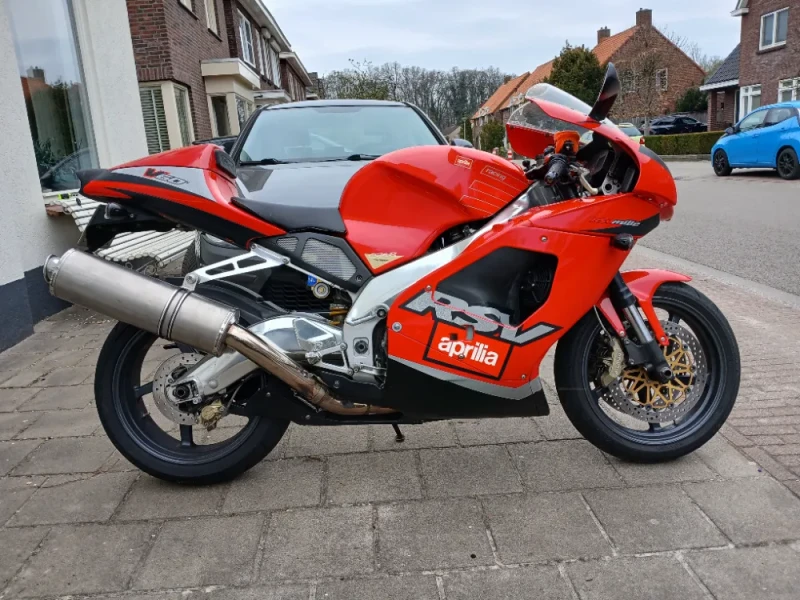 Felrode Aprilia RSV mille. In prima staat