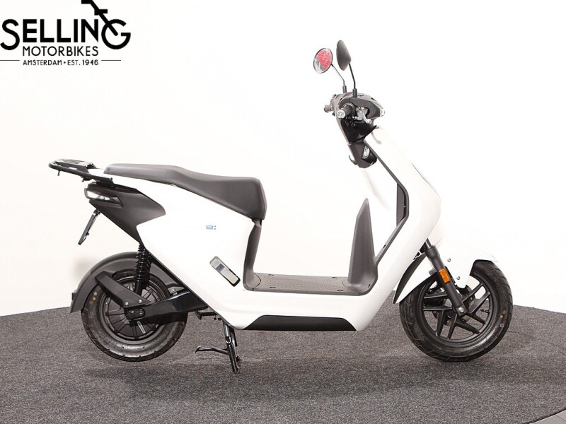 Honda EM1 e Pearl Sunbeam White NHA66