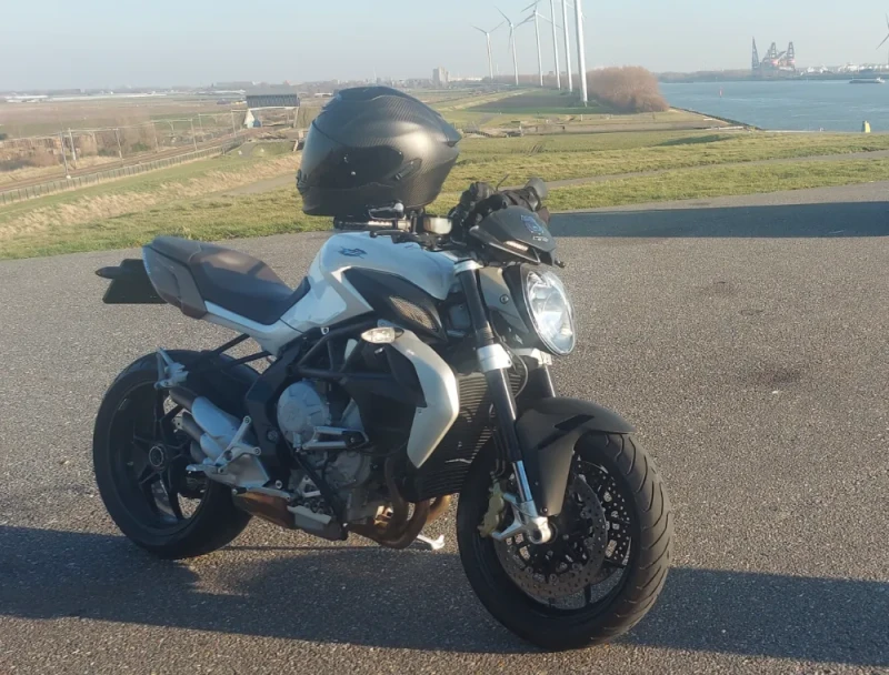 Mv agusta brutale 675