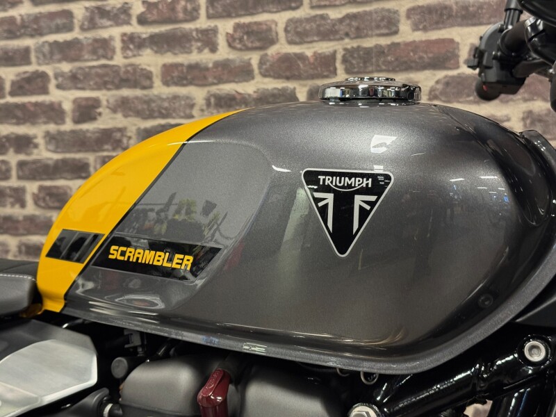 Triumph SCRAMBLER 900 Mineral Grey / Cosmic Yellow - € 13.995 - foto 3