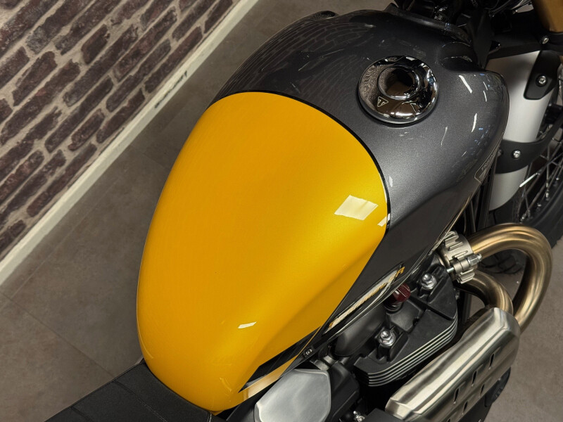 Triumph SCRAMBLER 900 Mineral Grey / Cosmic Yellow - € 13.995 - foto 4