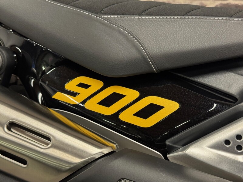 Triumph SCRAMBLER 900 Mineral Grey / Cosmic Yellow - € 13.995 - foto 5