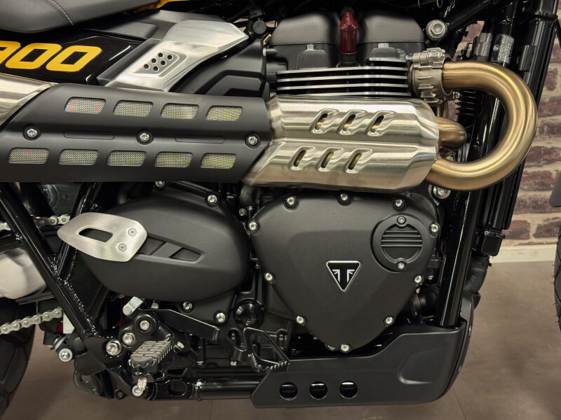 Triumph SCRAMBLER 900 Mineral Grey / Cosmic Yellow - € 13.995 - foto 7