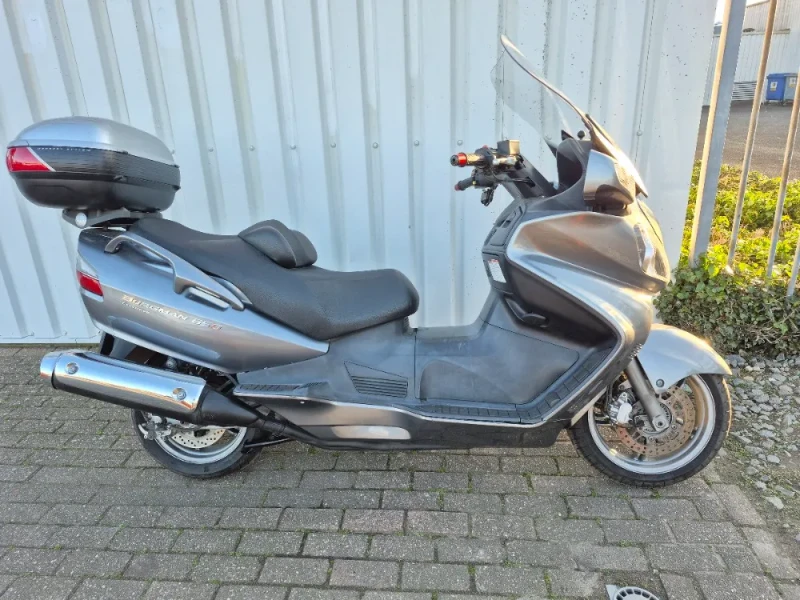 Suzuki Burgman 650 Executive uit 2007, grote motorscooter