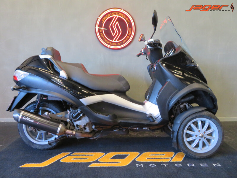 PIAGGIO MP3 400 LT MET VOETREM!