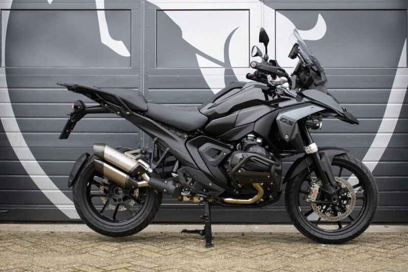 BMW R 1300 GS Triple Black / Custom zadel / Akrapovic / Gesmede endurovelgen