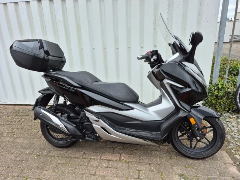 Honda Forza 300 motorscooter uit 2021, mooie motorscooter