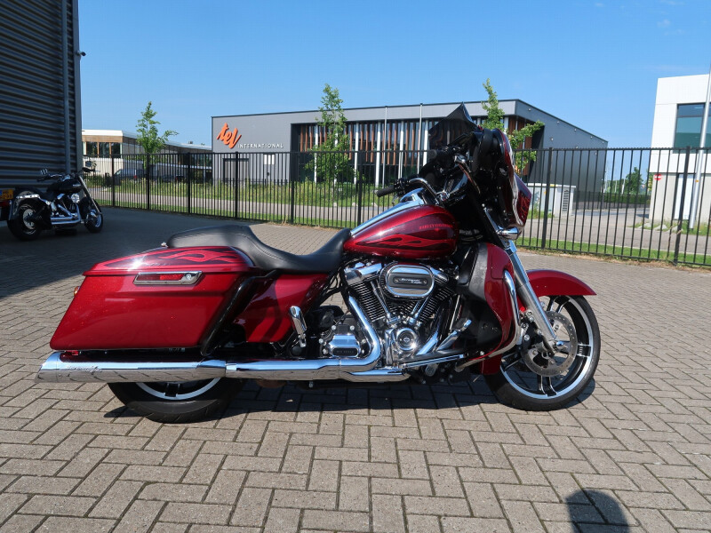 Harley-Davidson FLHXS Street Glide Spec. 107