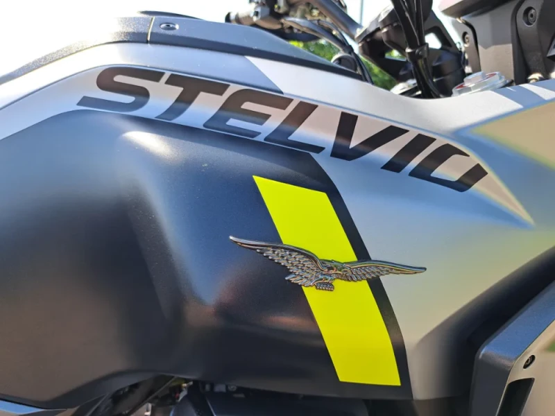 Gloednieuwe Moto Guzzi Stelvio uit 2025 met zeer weinig km op de teller!