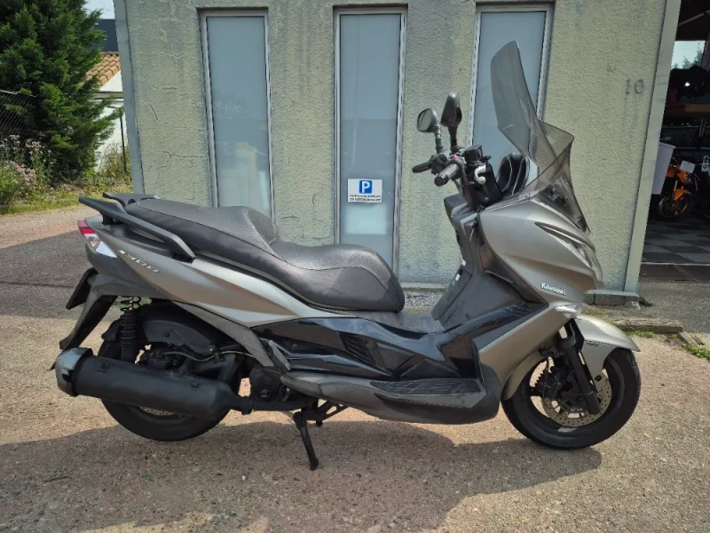 Kawasaki J300 motorscooter uit 2017