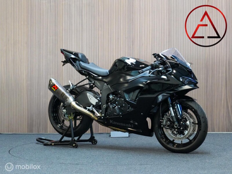 Kawasaki ZX-6R 2025 | Blackout + Akrapovic Racing Line