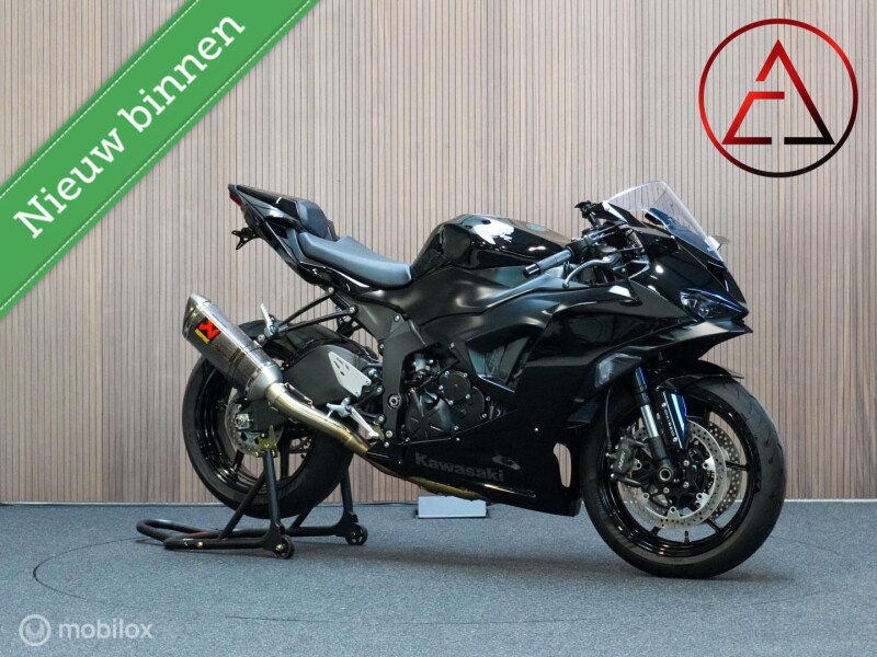 Kawasaki ZX-6R 2025 | Blackout + Akrapovic Racing Line