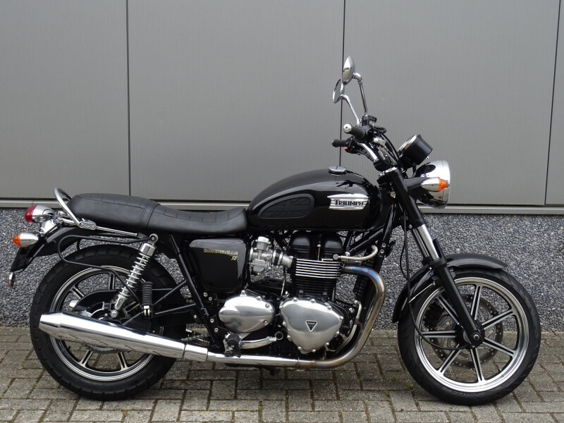 TRIUMPH BONNEVILLE SE